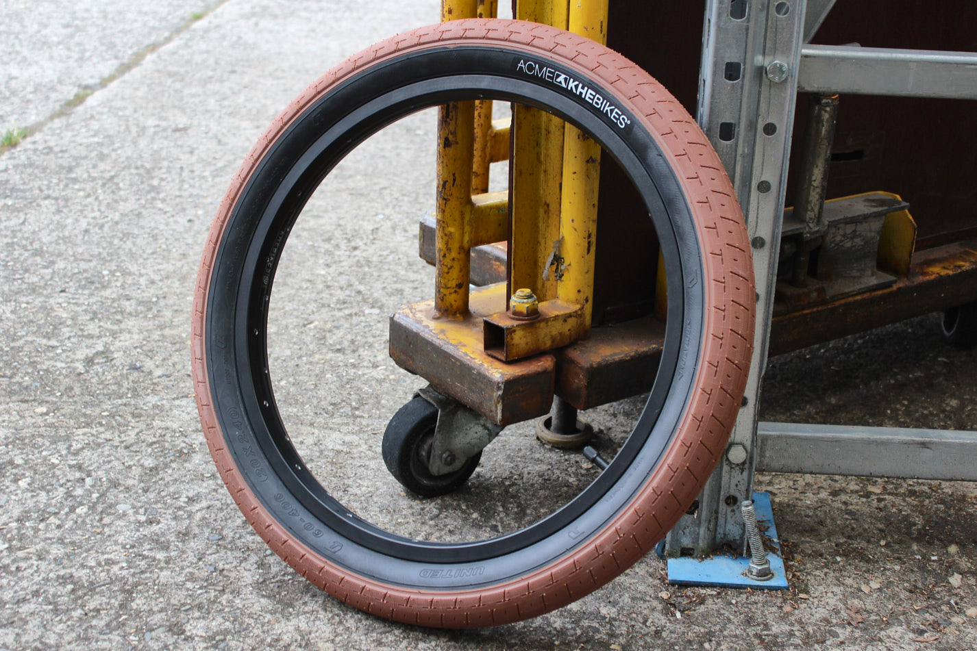 Opona BMX KHE ACME 20 × 2,40″, czarno-brązowa
