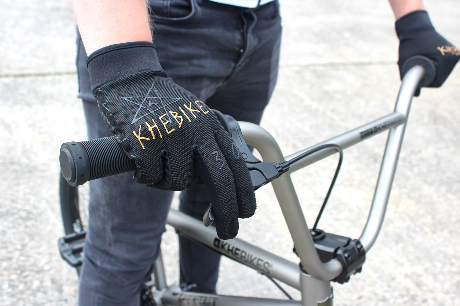 Schwarz, orangene BMX Handschuhe mit Logos