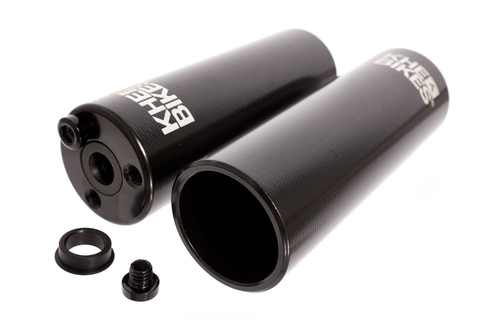 Vorderansicht KHEbikes Pegs Laser Pro schwarz mit KHE Logo aus Aluminium
