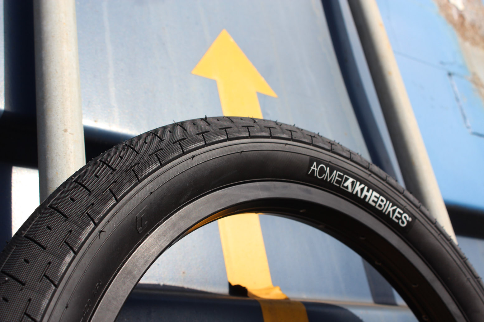 Opona BMX KHE ACME 20 × 2,40″, czarna