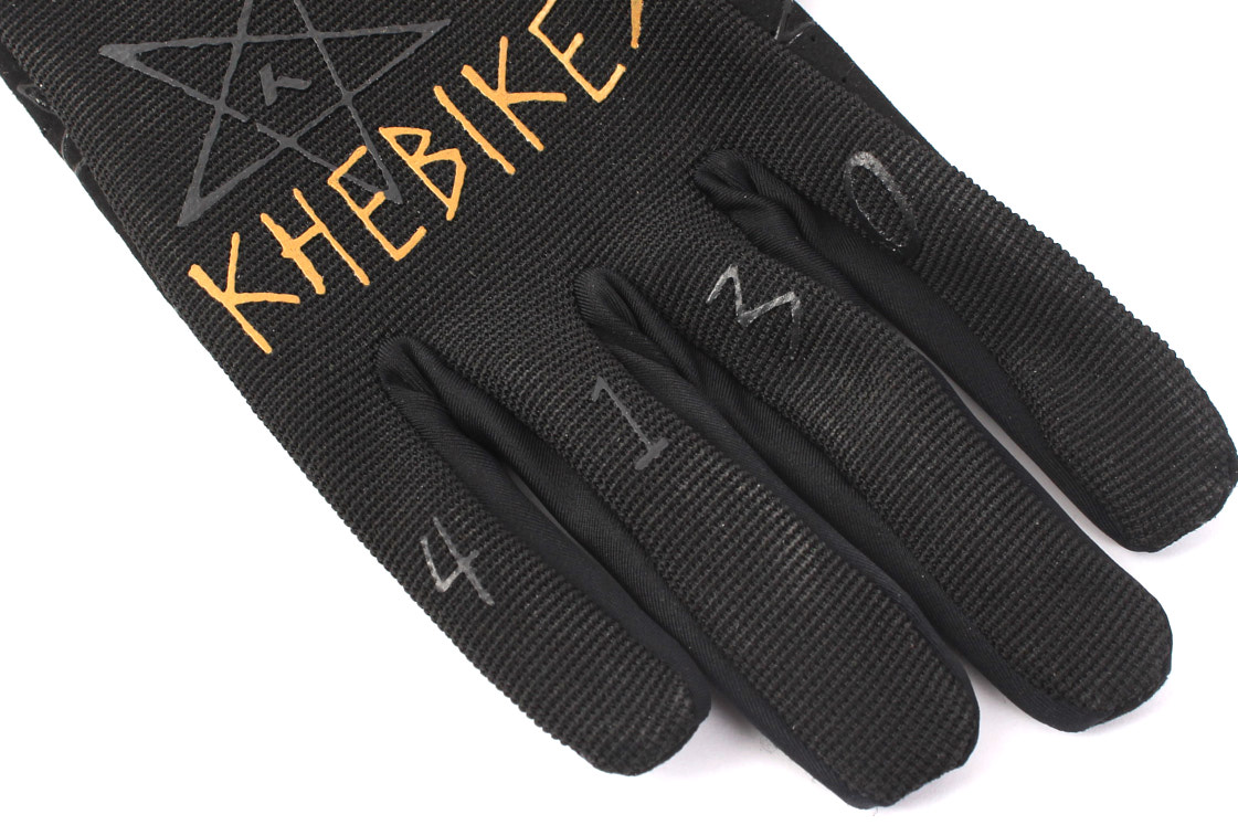 Nahaufnahme BMX Handschuh mit 4130 Beschriftung
