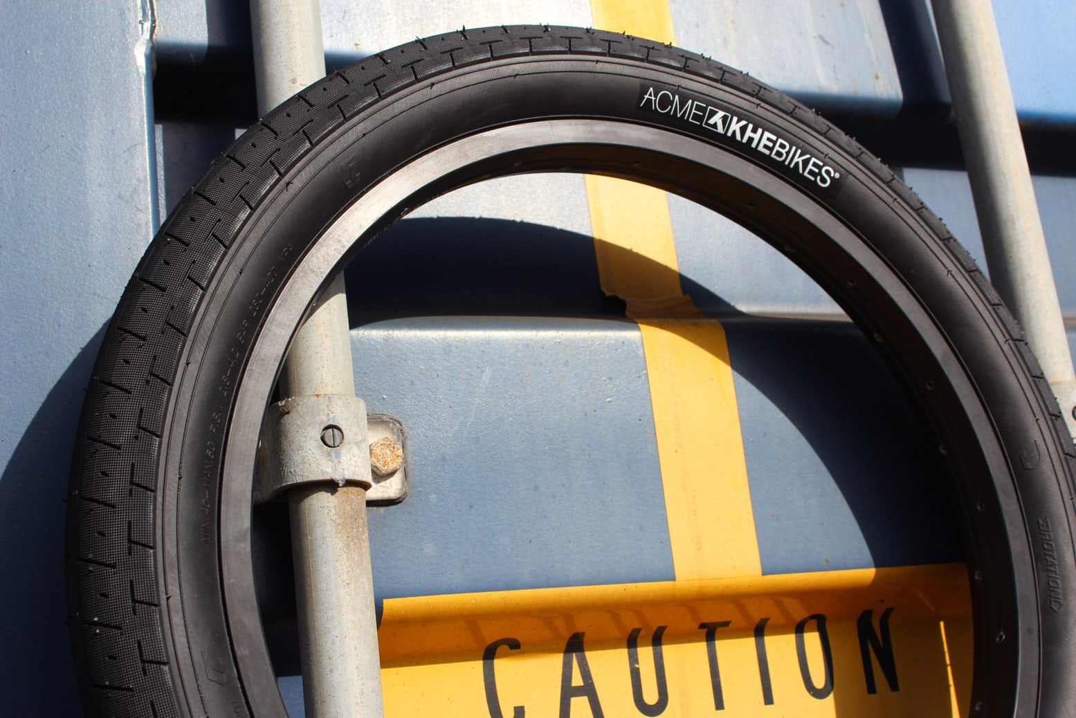 Opona BMX KHE ACME 20 × 2,40″, czarna
