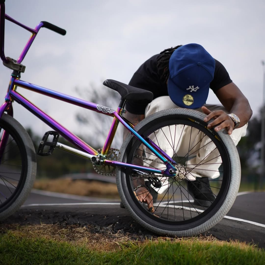 Opona drutowa BMX KHE MAC2+ 20 × 2,30″, szara